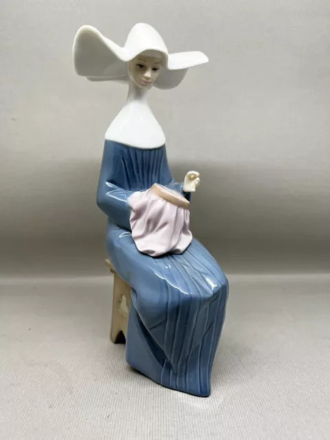 Lladro Sewing No. 5501 Nun Figurine (P-224 164) (A)