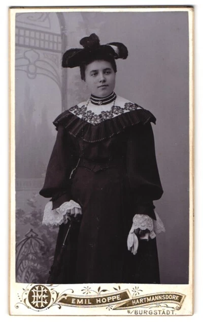 Fotografie Emil Hoppe, Hartmannsdorf, Leipzig, Junge Dame mit auffälligem Feder
