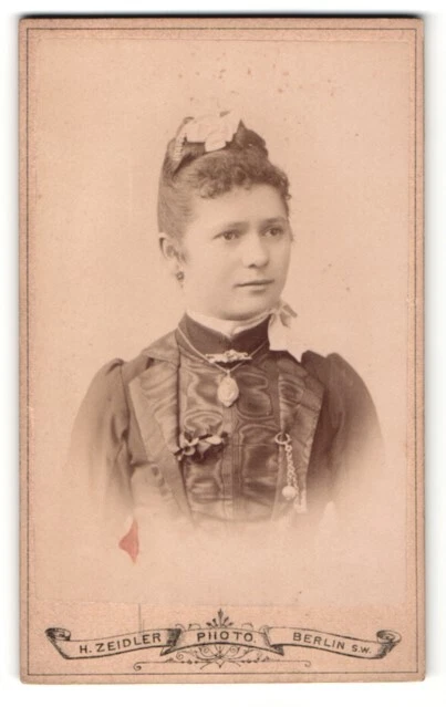 Fotografie H. Zeidler, Berlin-SW, Portrait junge Dame mit Hochsteckfrisur und A