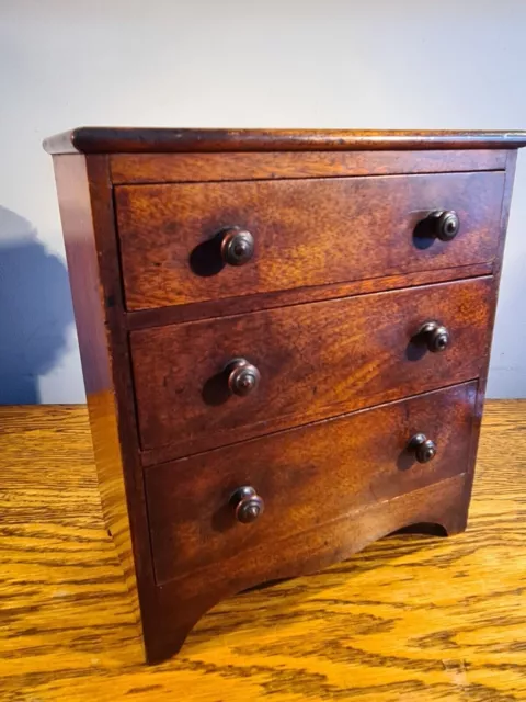 RICHLY PATINATED MAHOGANY APPRENTICE CHEST OF DRAWERS ON BRACKET FEET c.1810