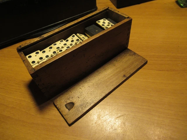 ANCIENNE BOITE DE jeu Dominos biseautés Os et Ebéne 4,5x2,2x0,9 superbe état EUR 30,00 - FR