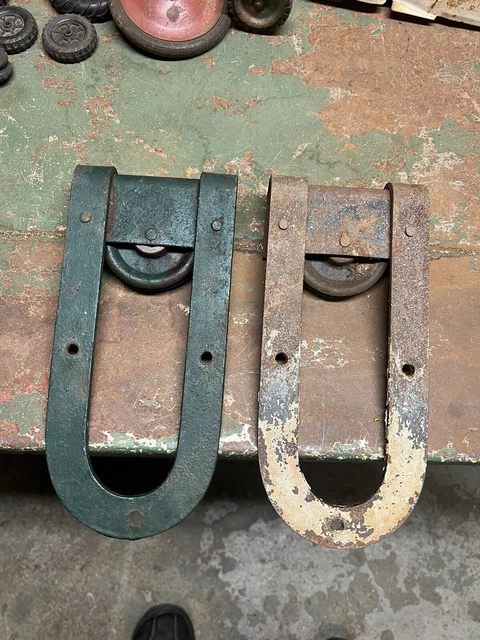 Antique Old Horseshoe U Shaped cast iron Barn Door Rollers Hangers Pair Set USA