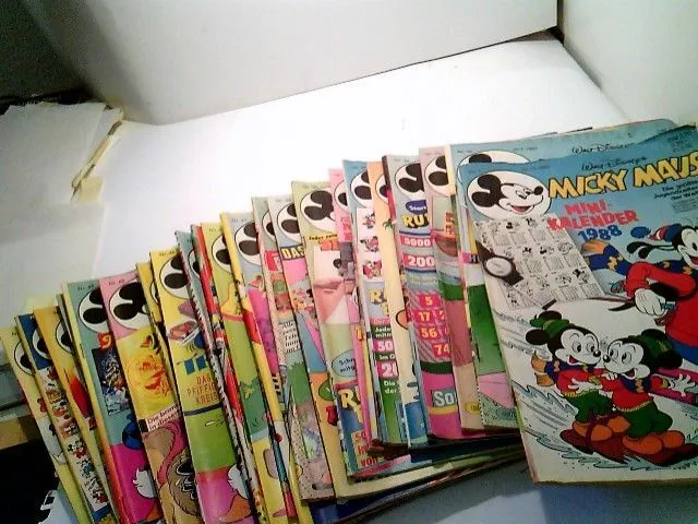 Konvolut bestehend aus 24 Heften, zum Thema: Walt Disneys Micky Maus. Die größte