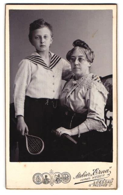 Fotografie Atelier Erna, Dessau, Passage, Portrait strenge Mutter in seidener B