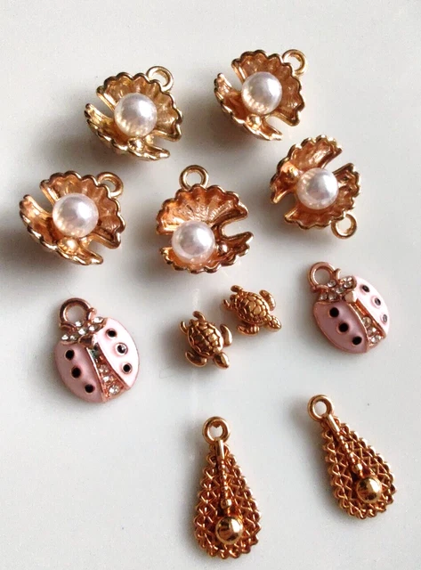 Konvolut Schmuckherstellung, 11 Anhänger/ Perlen in rosegold, Emaille, Strass