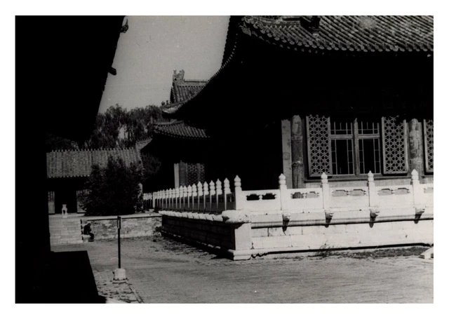 Chine, Pékin, Complexe, ca.1930, Vintage silver print on carte postale paper by Photographie