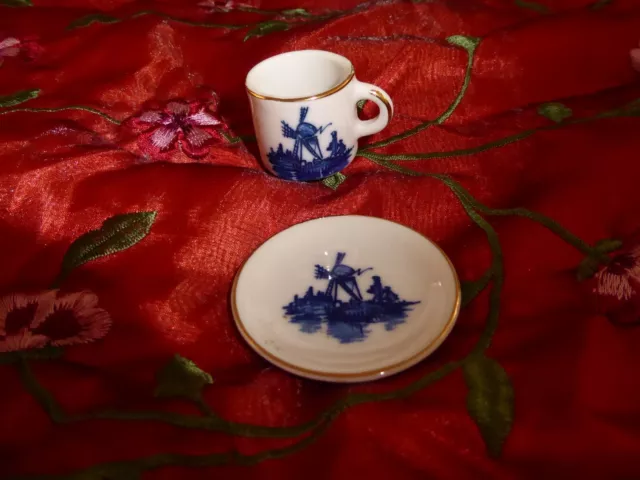 Antique/Vintage/Retro Miniture Collectible Dutch Theme Cup & Saucer. Approx 4cm