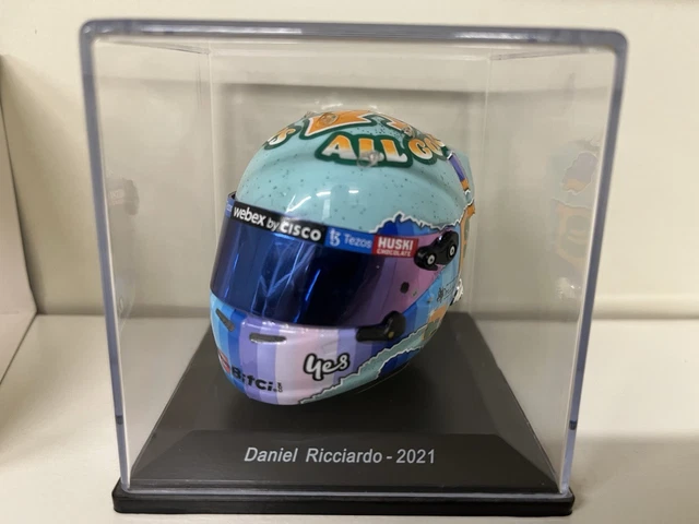Modèle de casque McLaren 2022 Daniel Ricciardo 1:5
