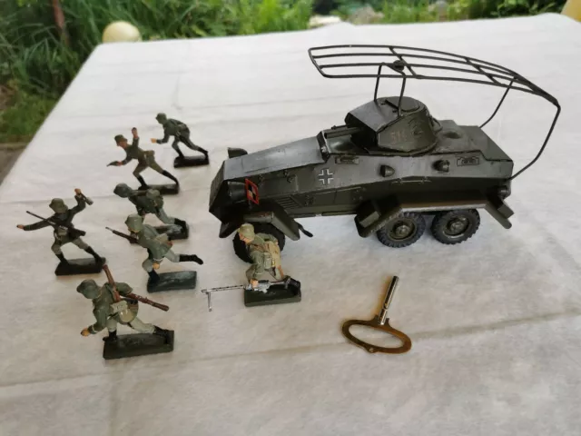 Lineol Panzerspähwagen mit Uhrwerk und 7 Lineol Stoßtruppsoldaten, 7,5 cm Serie