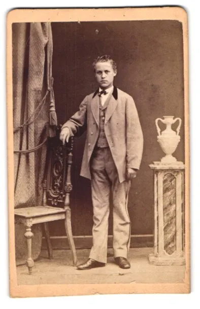 Fotografie Otto Wigand, Zeitz, Stephanstr. 45, junger Mann im hellen Anzug mit