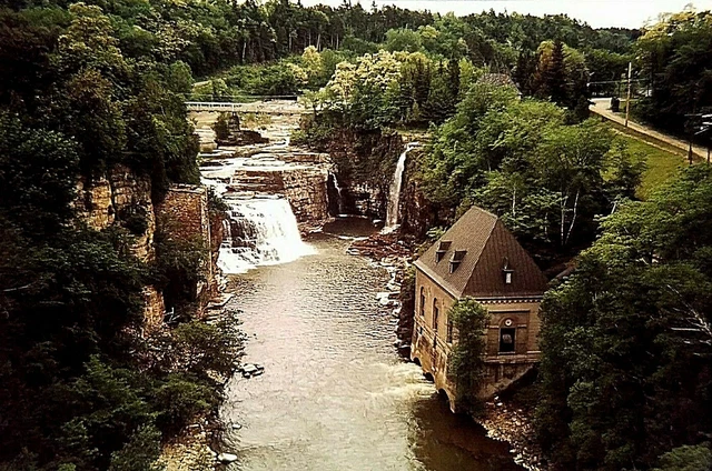 RW20 ORIGINAL KODACHROME 1960s 35MM SLIDE AWESOME RIVER FALLS WALK BRIDGE HOUSE