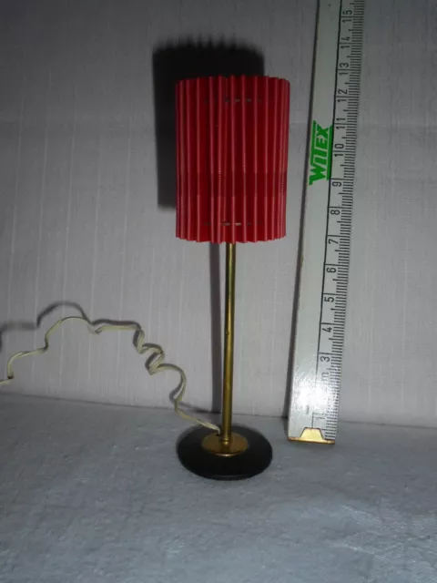 alte Stehlampe mit Metallfuß, Schirm rot, für die  Puppenstube