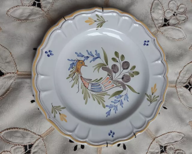 Assiette céramique Montgolfier Durtal décor de Paon dans le goût Never Moustier