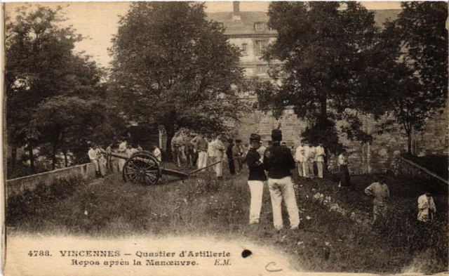 CPA VINCENNES - Quartier d'Artillerie - Repos aprés la Manceuvre (519732)