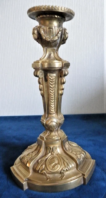 Superbe bougeoir, flambeau en bronze doré décor à l'antique. XIXème.
