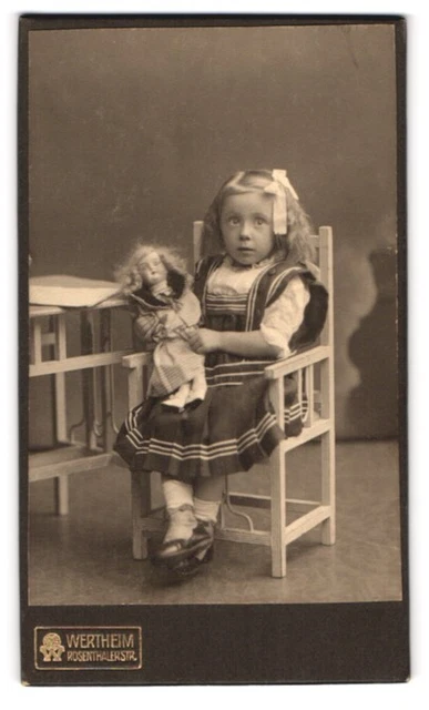 Fotografie Atelier Wertheim, Berlin, Rosenthalerstrasse, überraschtes Mädchen m
