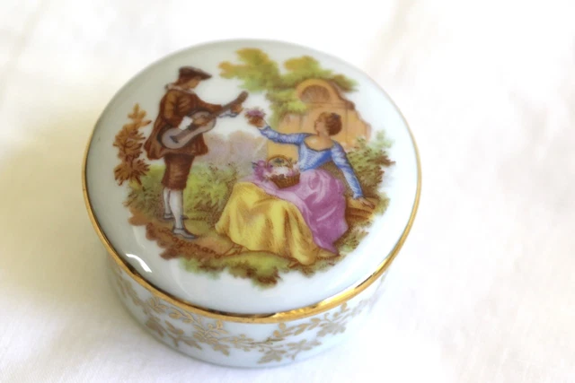 Petite Boîte Pilulier Vintage En Porcelaine – Scène Galante Couleur Or, Accessoire Rétro Pour Collection