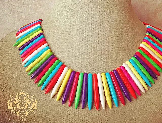 Collier ARC-EN-CIEL turquoise Howlite Statement rouge violet vert blanc jaune bâton 2