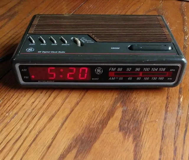 VINTAGE GE MODEL 74612A Woodgrain Digital Alarm Clock AM/FM Radio
