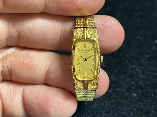 VINTAGE WOMEN'S SEIKO Small Gold Tone Quartz Watch w/ Bracelet