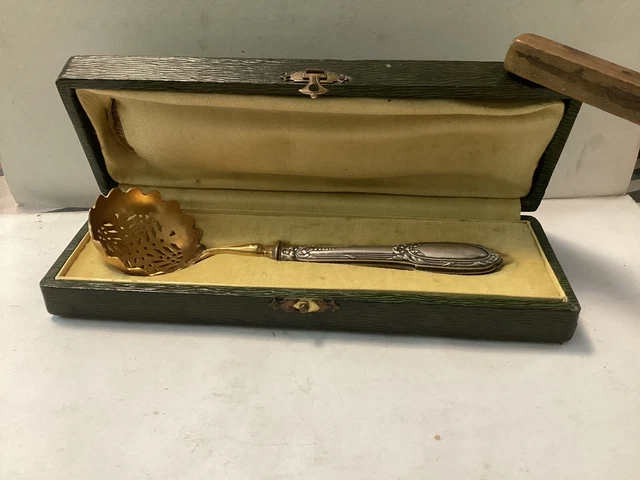 Cuillère Saupoudreuse Argent Massif et Vermeil . Style Louis XVI. Fin XIXÈME