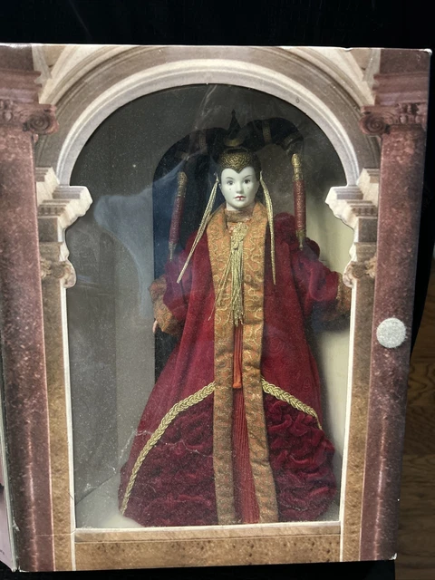 Hasbro Star Wars Queen Amidala Red Senate Gown Doll 1999 Action Figure