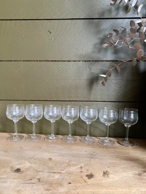 Lot De 7 Verres À Pied Anciens En Verre Gravé