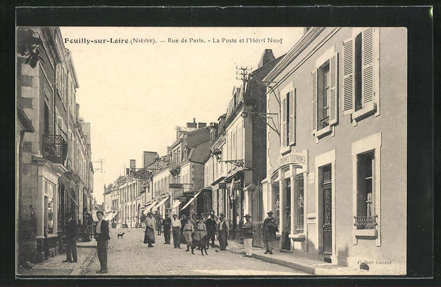 CPA Pouilly-sur-Loire, Rue de Paris, La Poste et l´Hôtel Neuf