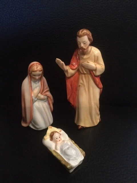 Goebel Weihnachtskrippe Mit Schnee - Krippenstall Inkl. Teelicht & Mondanhänger