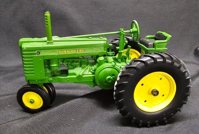 Ertl John Deere Narrow Front "G" Tractor 1:16