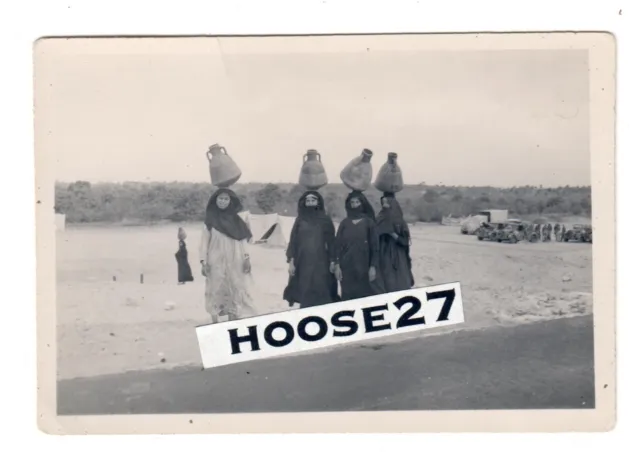 Foto WH DAK Einheimische Frauen Fahrzeuge Strand Nordafrika 2.WK 8x6cm orig.