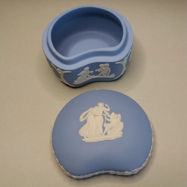 Wedgwood, Schmuckdose, Deckeldose, Nierenform, Jaspisware, blau-weiß, vintage