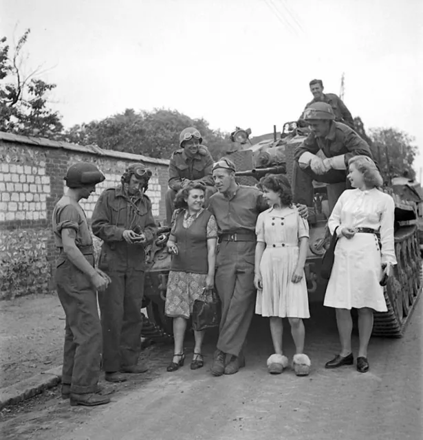 WW2 Photo WWII  French Women  Canadian AA Tank France 1944 World War Two/ 3140