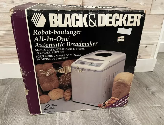 Black & Decker B6000C Deluxe 3-Pound Bread Maker, White