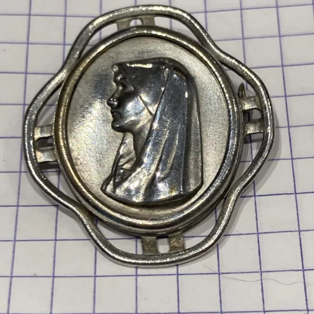 Jolie broche religieuse De La Vierge Marie Assez Rare, Argent Repoussé 40x30