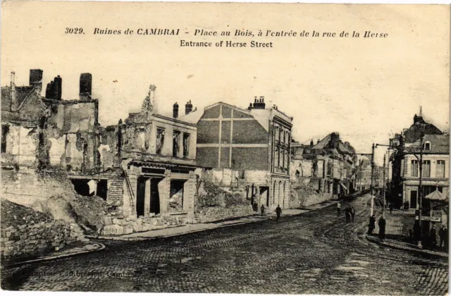 CPA Ruines de CAMBRAI - Place au Bois a l'entrée de la rue de la Herse (204859)