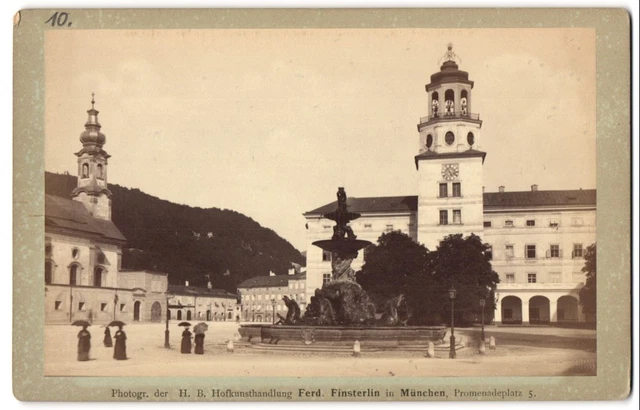 Fotografie Ferd. Finsterlin, München, Ansicht Salzburg, Residenzplatz mit Brunn