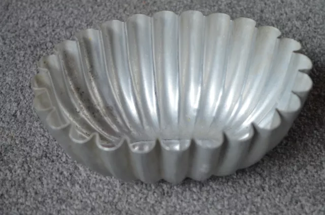 Vintage - Metal Oval Fluted Shape Jelly / Blancmange Mould 2