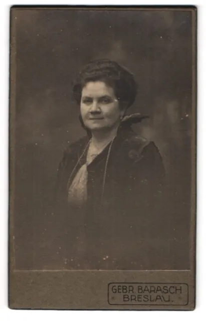 Fotografie Gebr. Barasch, Breslau, Ring, Frau mit hohem Kragen und Halskette
