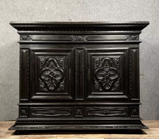 Superbe buffet d’appui ou armoire de valet en bois noirci style Renaissance