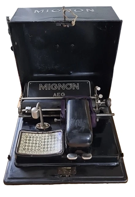 AEG Schreibmaschine MIGNON 4, FRAKTUR-SCHRIFT im Metallkoffer, Antiquität