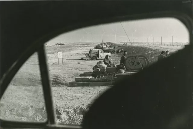 Iraq Iran Gulf War I Tanks Troops A17 A1784 Original  Photo