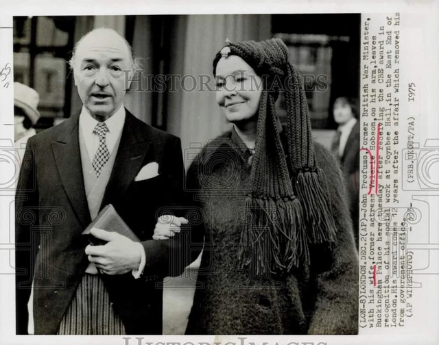 1975 Press Photo John Profumo and Valerie Hobson at Buckingham Place, London