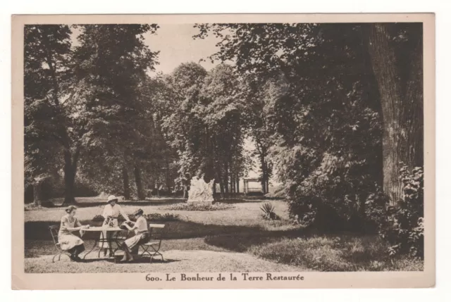 Cpa - Le Bonheur De La Terre Restaurée - Vie Quotidienne