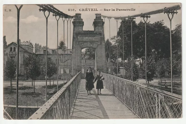CRETEIL - Val de Marne - CPA 94 - Sur la Passerelle - Petit pli à gauche en bas
