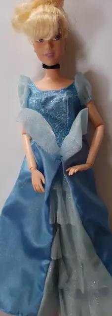 Princesses Disney - Chg56 - Poupée mannequin - Cendrillon - Robe  Virevoltante