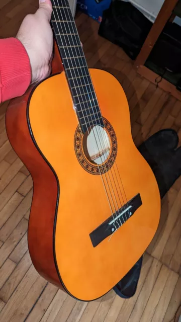 Guitare classique  4/4 artisanale neuve avec sa pochette de transport