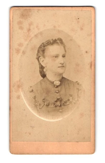 Fotografie Fridolin Kolinsky, Nachod, Portrait junge Frau im Biedermeierkleid m
