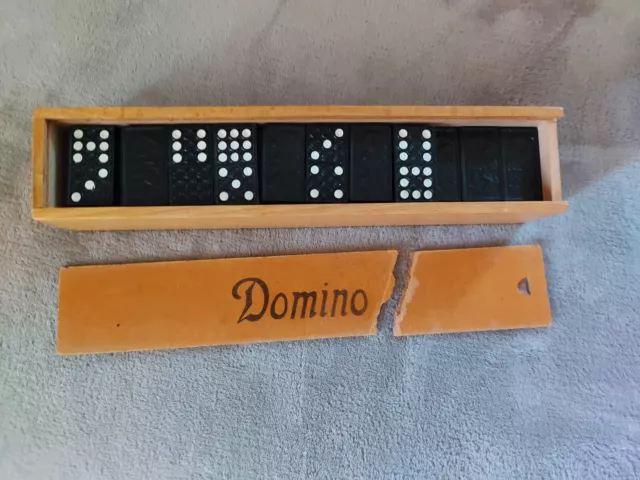 Altes Domino im Holzkasten