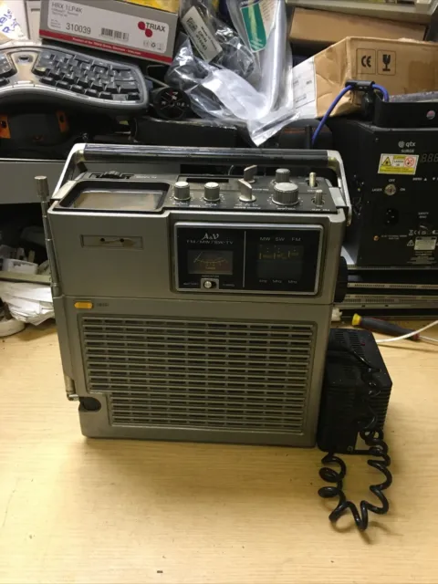 VINTAGE JVC 3050 UK TRAGBARES TV/RADIO - nicht vollständig getestet - Ersatzteile oder Reparaturen